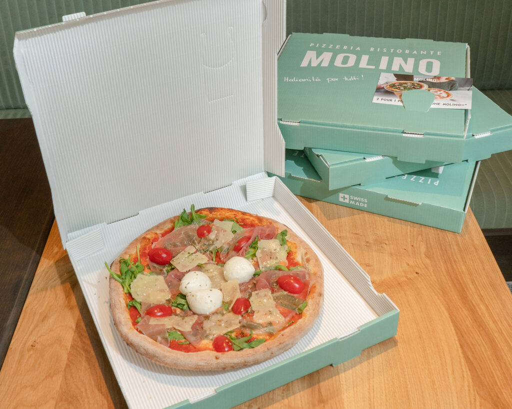 Pizzakarton mit Pizza