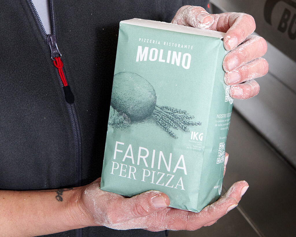 Pizzamehl in den Händen von Christa Rigozzi